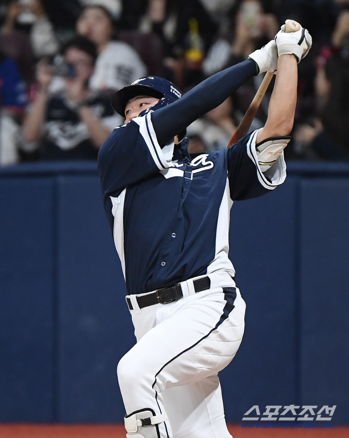  Lee Jae-won comes out as a pinch hitter in the 9th inning. Two-run shot