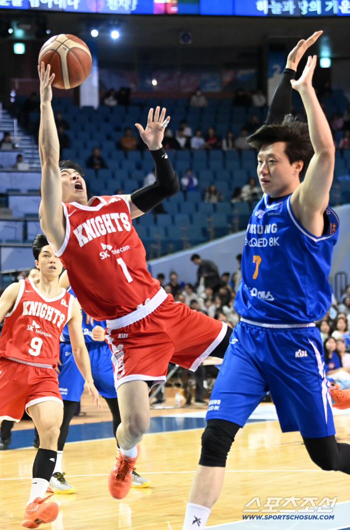  Lee Minseo is a relentless under-the-goal breakthrough