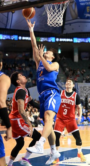  Lee Wonsuk scores and fouls