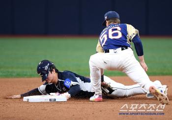  Moon Hyunbin succeeds in stealing second base