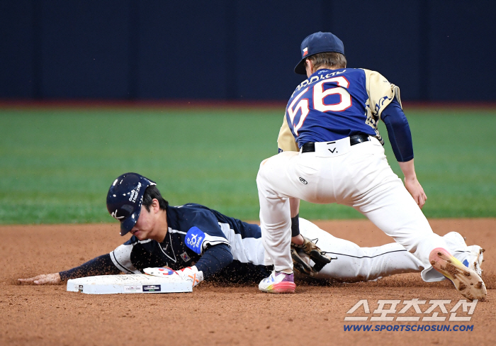  Moon Hyunbin succeeds in stealing second base