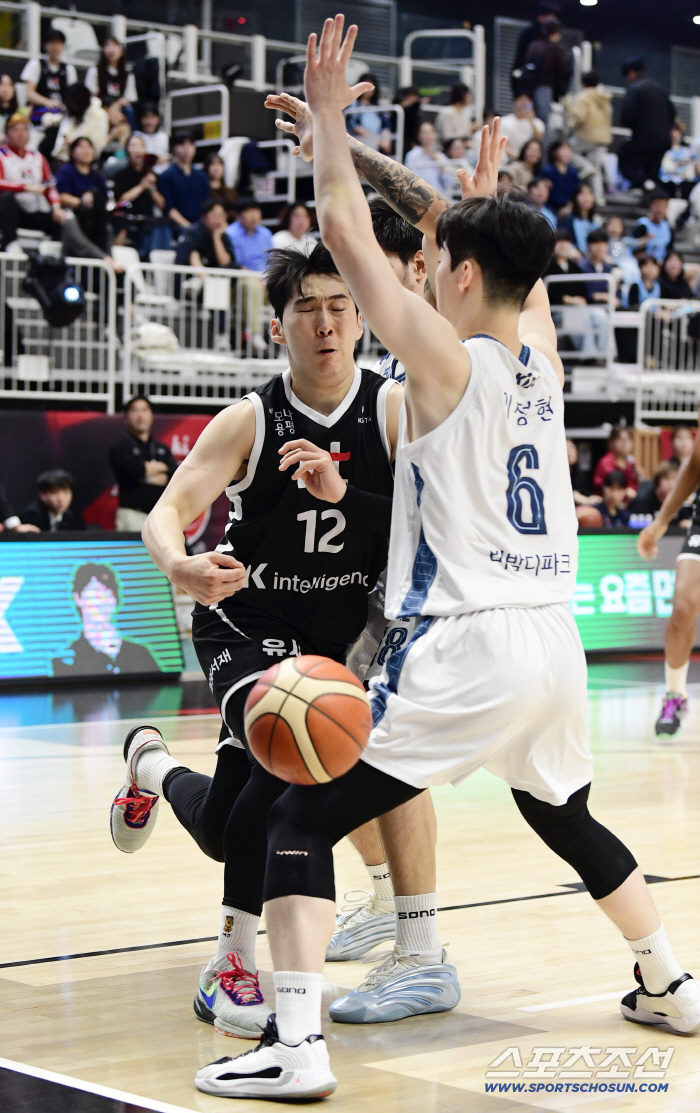  Moon Jung-hyun assists his teammates after breaking through the basket