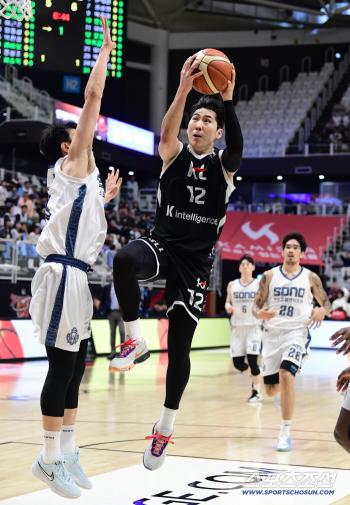  Moon Jung-hyun tries to make a strong layup shot
