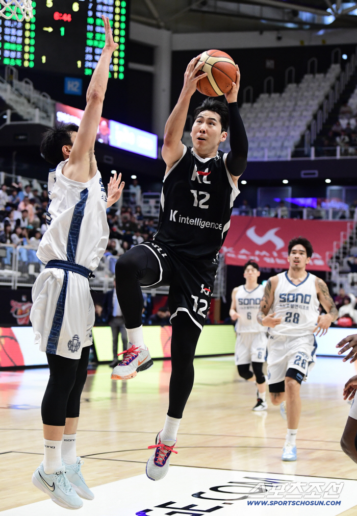  Moon Jung-hyun tries to make a strong layup shot