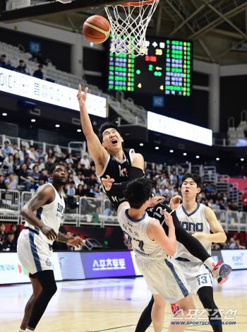  Moon Jung Hyun's powerful layup shot