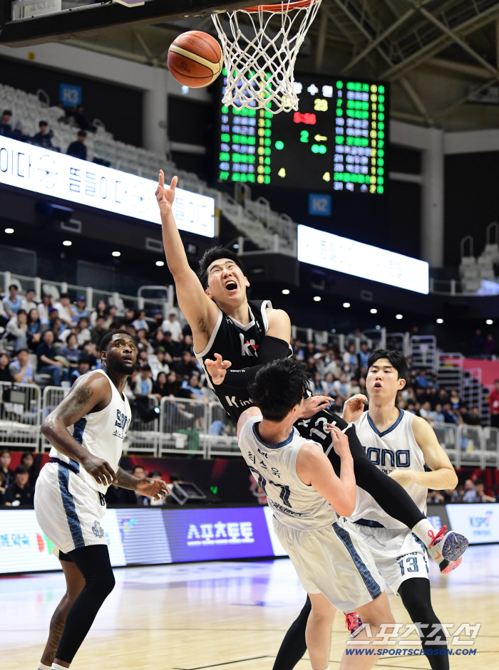  Moon Jung Hyun's powerful layup shot