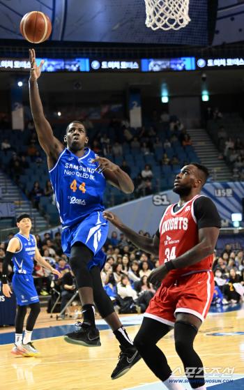  Nicholson and Warnie with one hand