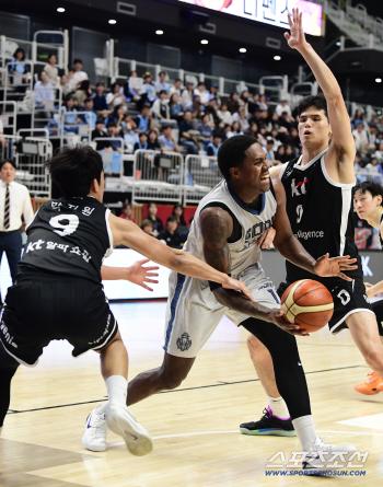  Night clenched and tried to break through the basket