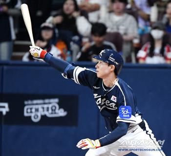  Park Sung Han making infield hits