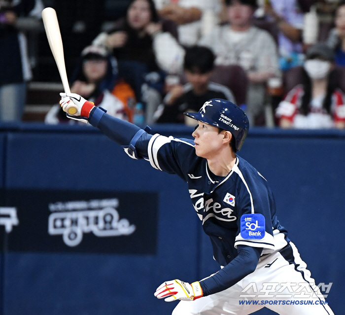  Park Sung Han making infield hits