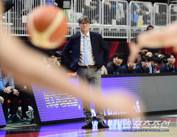  Sono Changhwan watching the game