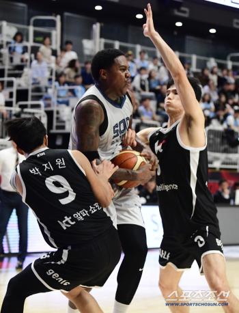  Sono Night penetrates the goal fiercely