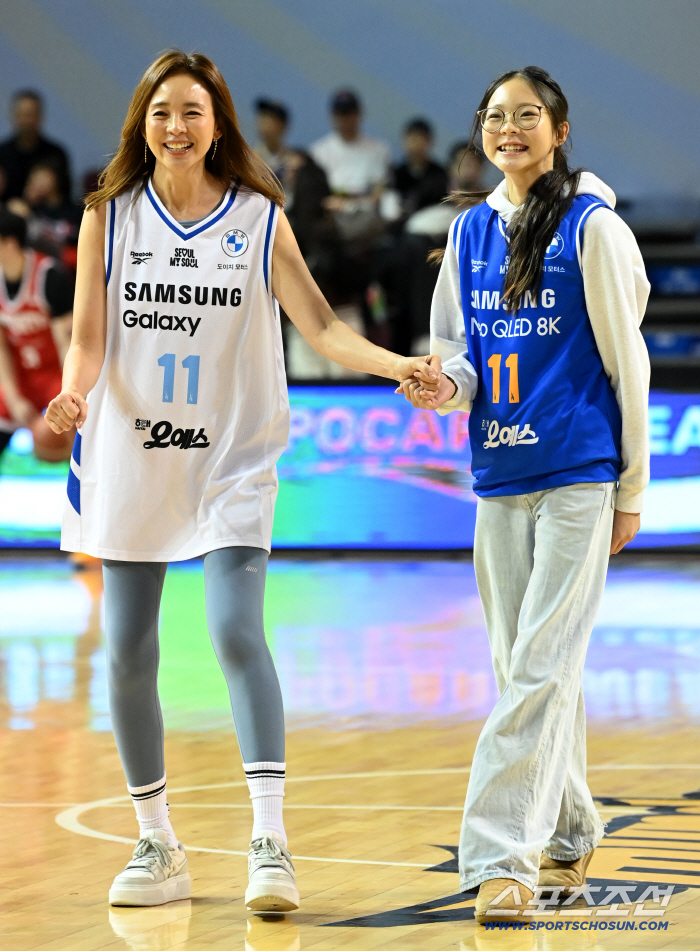  Yanoshi Hochu Love, hold hands and go out to the basketball court