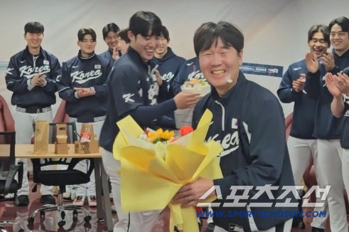 Ryu Ji-hyun, who smiled brightly even with the cake on his face, has rarely won the national team's first victory cake. We will maintain a good atmosphere until March