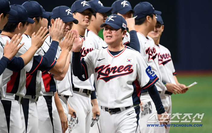 Ryu Ji-hyun, who smiled brightly even with the cake on his face, has rarely won the national team's first victory cake. We will maintain a good atmosphere until March