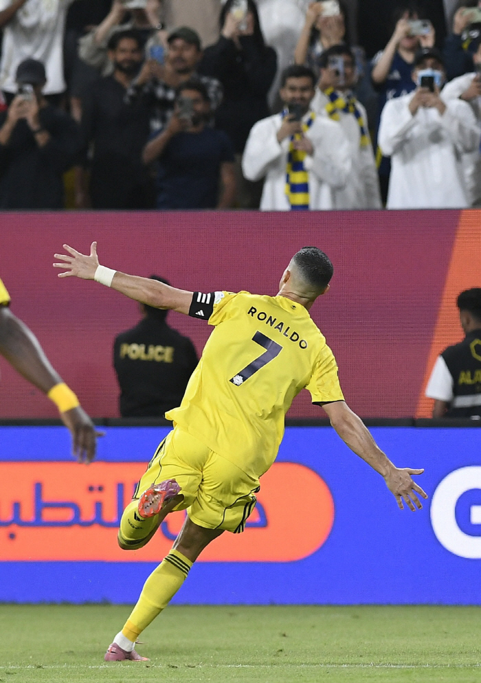 Son Heung-min, if you follow me, follow me. I can't improve Ronaldo's skills. 181 goals only with my left foot and ranked fifth in the 21st century