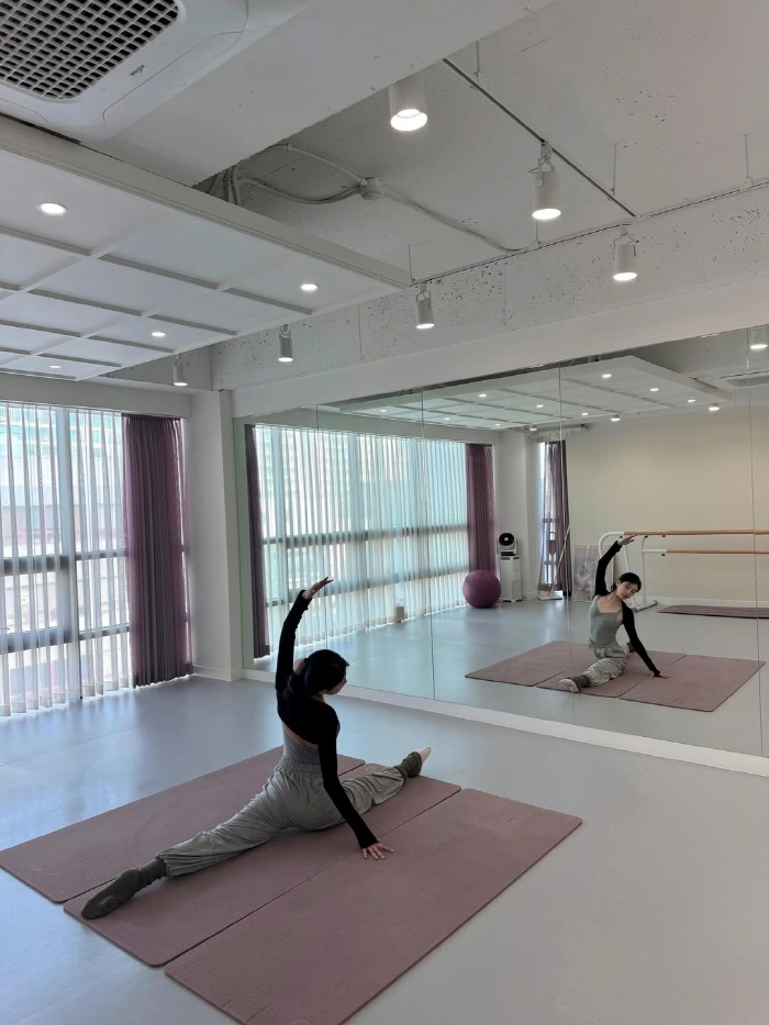 Suzy, you're relaxed even after tearing your legs 180 degrees.the incredible flexibility of ballet