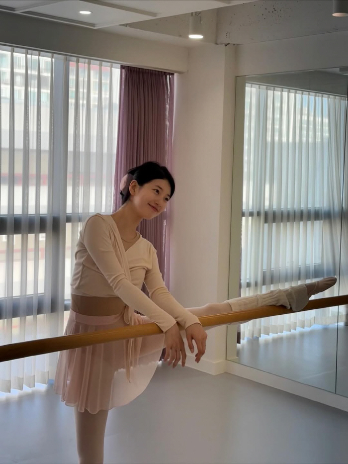 Suzy, you're relaxed even after tearing your legs 180 degrees.the incredible flexibility of ballet