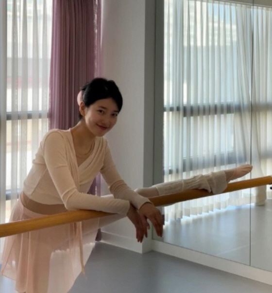 Suzy's 'Ballet Core Visual'...180-degree flexibility and elegant smile. 