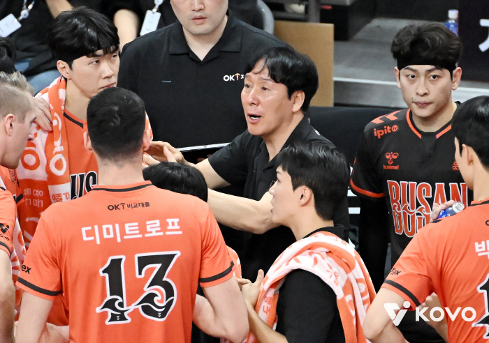 V League's box office storm landed in Busan! OK Savings, the highest ever 4,270 people have been raised! → But 13 knees for Korean Air