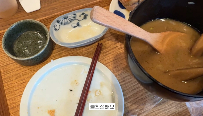 Yoon Seung-ah reveals unfriendly restaurants while traveling...It's so unkind to stop me because there's a toy on the table