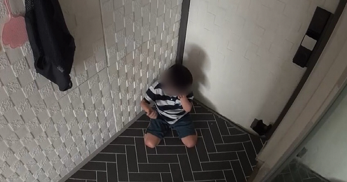 3rd grade son slaps himself in the face...Revealing the story of going to school in a stroller (wedding hell)