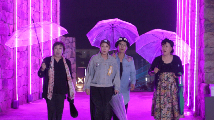 63-year-old unmarried Hong Jin-hee is rebuilding an apartment she has lived in for 25 years..Worried about old age and moving (Let's live together)