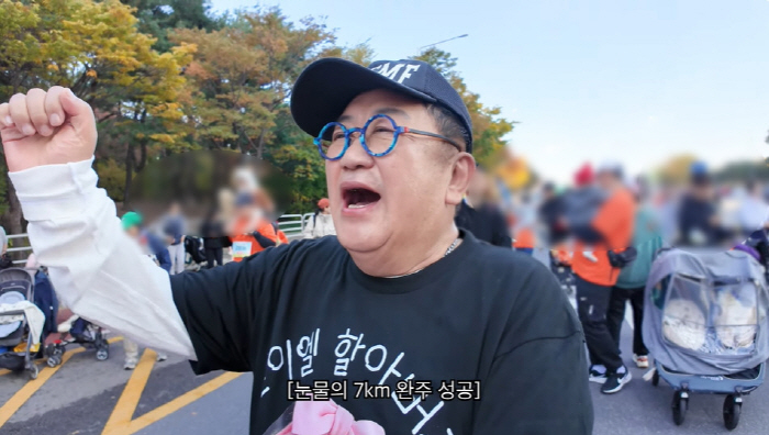 73-year-old Lee Yong-sik can't finish first in 7km despite calf pain for his granddaughter (Affo TV)