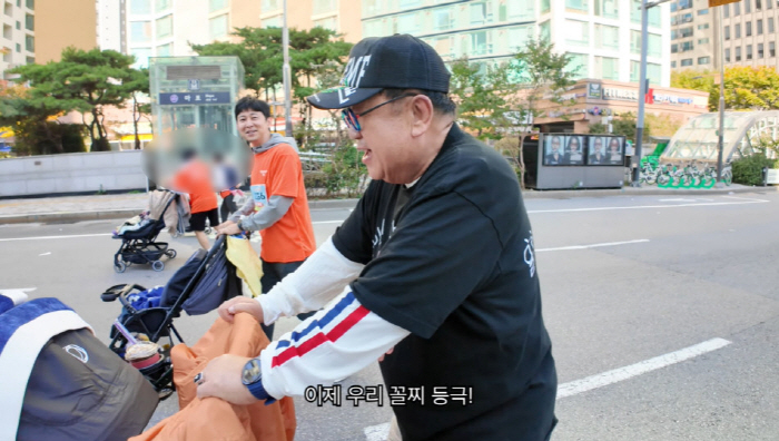 73-year-old Lee Yong-sik can't finish first in 7km despite calf pain for his granddaughter (Affo TV)