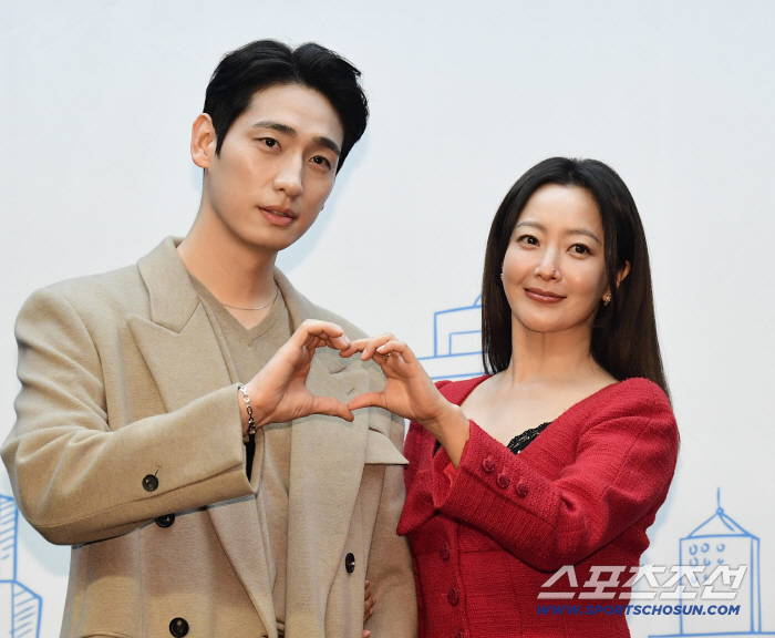 'Because there's no next life.' Yoon Park said, 'Kim Hee Sun kept coming to the coffee truck. As expected, another class.'