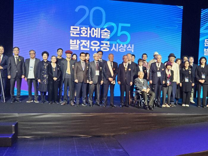Choi Shin-kyu, CEO of the Choi Creative Lab, called the toy president, won the Hwagwan Order of Cultural Merit at the award ceremony for cultural and artistic development