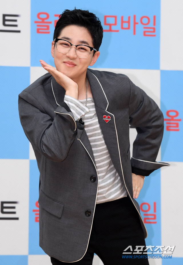 Conceptual celebrity DinDin. After all, it's not just a celebrity who explodes. It's hard to manage your image