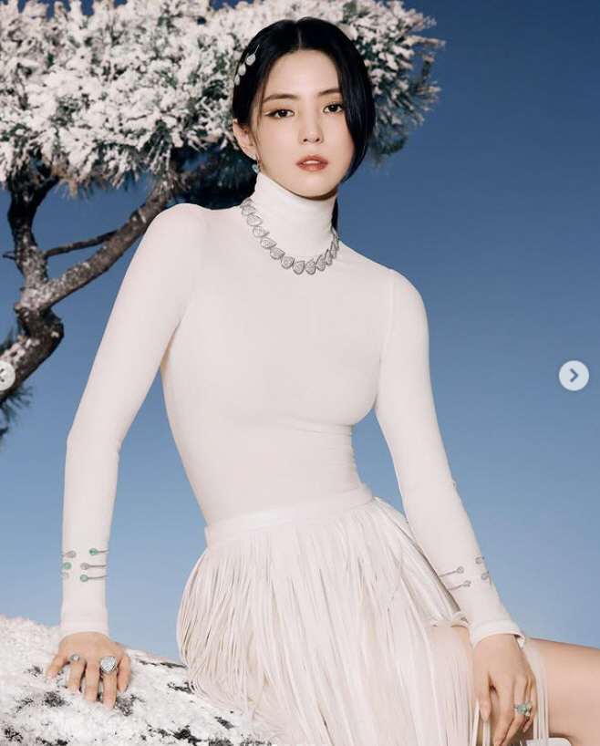 Han So-hee Exudes Winter Elegance in Bazaar Taiwan Pictorial as Boucheron Ambassador