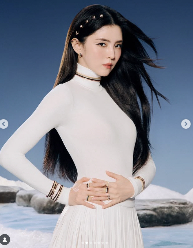Han So-hee Exudes Winter Elegance in Bazaar Taiwan Pictorial as Boucheron Ambassador