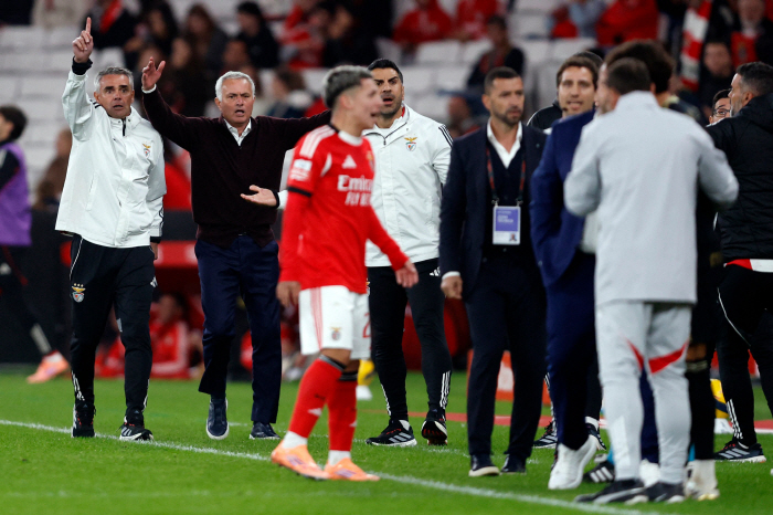 How dare you... Special One's lethal move? 20 → 22 again, booing the referee