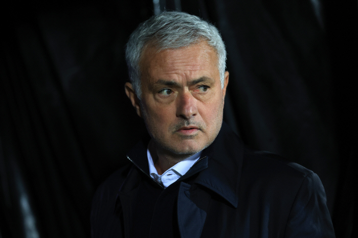 How dare you... Special One's lethal move? 20 → 22 again, booing the referee