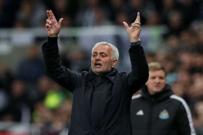 How dare you... Special One's lethal move? 20 → 22 again, booing the referee