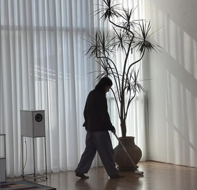 I have a lot of money, so I distributed gifts to Lee Hyo-ri and yoga students. I'm the Pepero judge