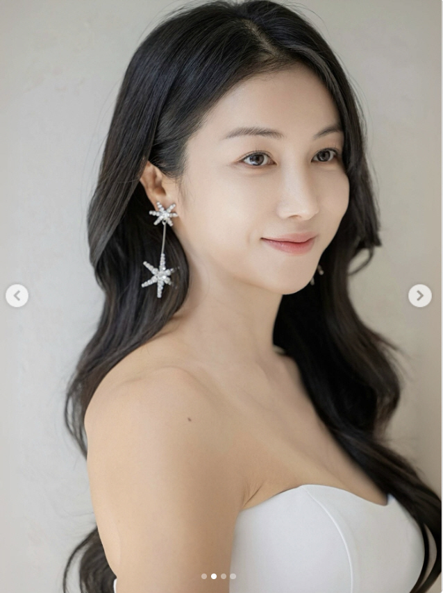 'Marriage D6' Kim Ok-bin, an unconventional pure white dress..The best beauty of a bride-to-be