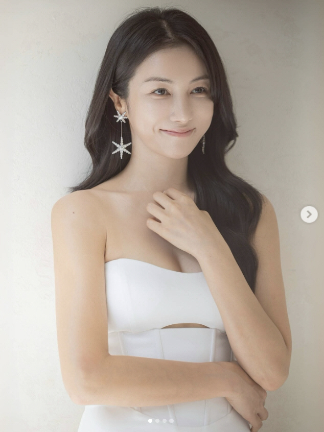 'Marriage D6' Kim Ok-bin, an unconventional pure white dress..The best beauty of a bride-to-be