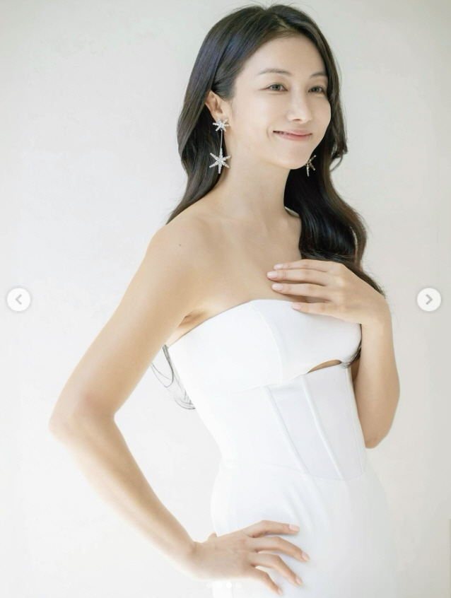 'Marriage D6' Kim Ok-bin, an unconventional pure white dress..The best beauty of a bride-to-be