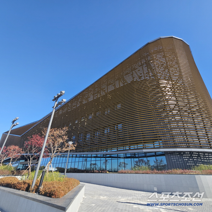  Captain Son Heung-min's genuine smile is wide in the era of Cheonan Football Center, and it looks like a European hotel. The first-term players continue to exclaim