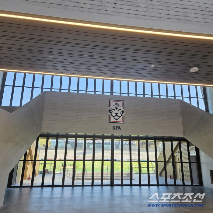  Captain Son Heung-min's genuine smile is wide in the era of Cheonan Football Center, and it looks like a European hotel. The first-term players continue to exclaim