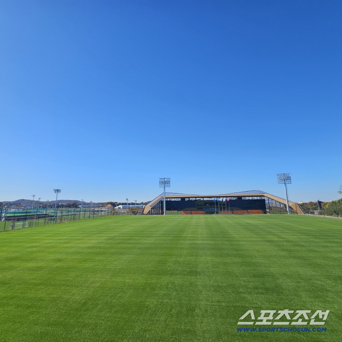  Captain Son Heung-min's genuine smile is wide in the era of Cheonan Football Center, and it looks like a European hotel. The first-term players continue to exclaim