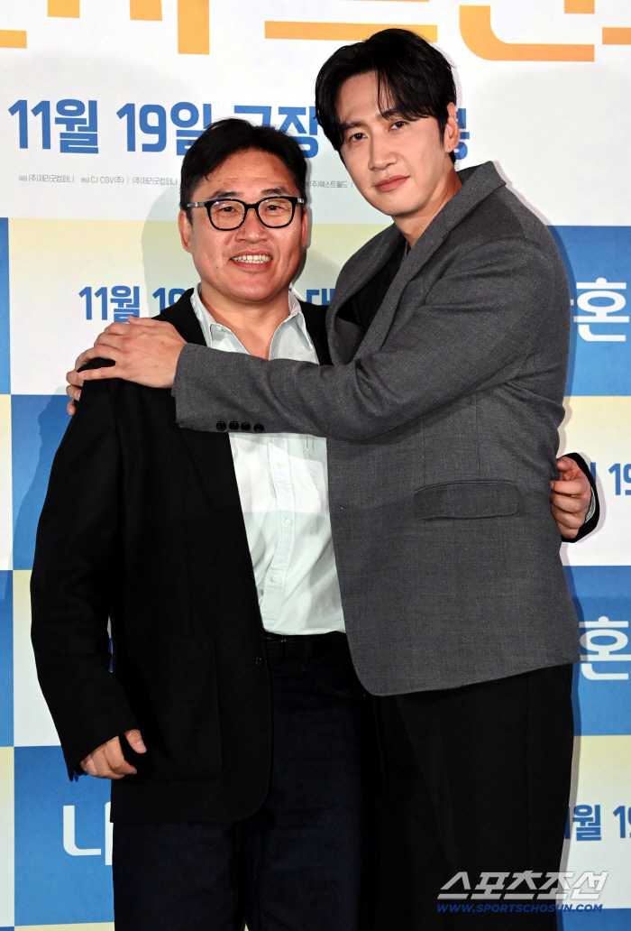  A friendly pose with Lee Kwang-soo and director Kim Sung-hoon