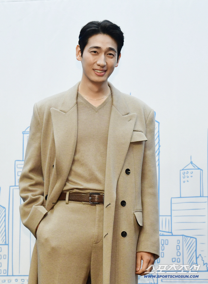  Yoon Park, say hello with a sweet smile