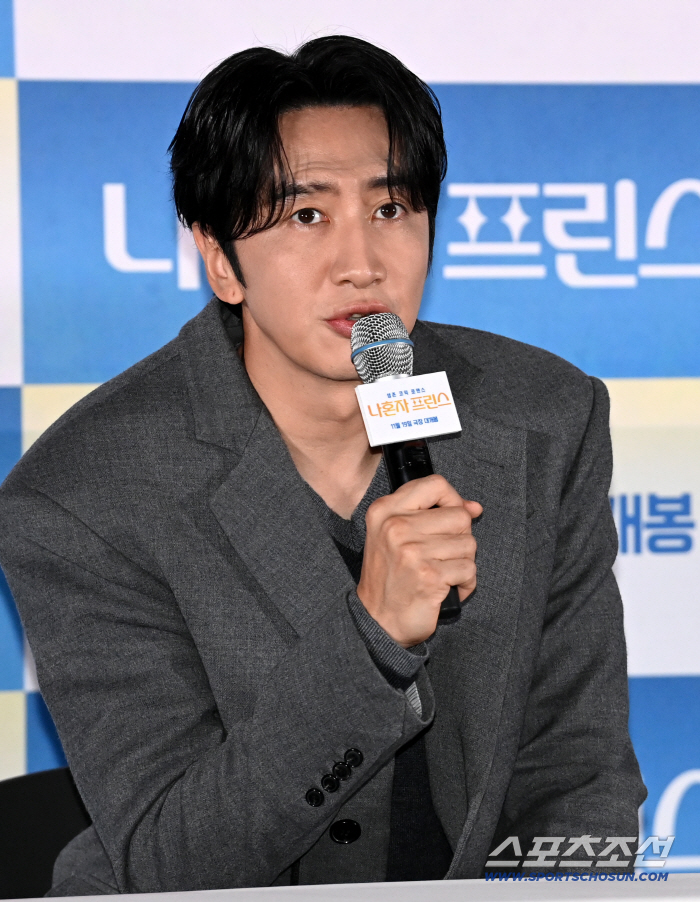 Prince Lee Kwang-soo, I'm the only actor in Vietnam, meet him even when there's no filming...We got close. We made beautiful memories