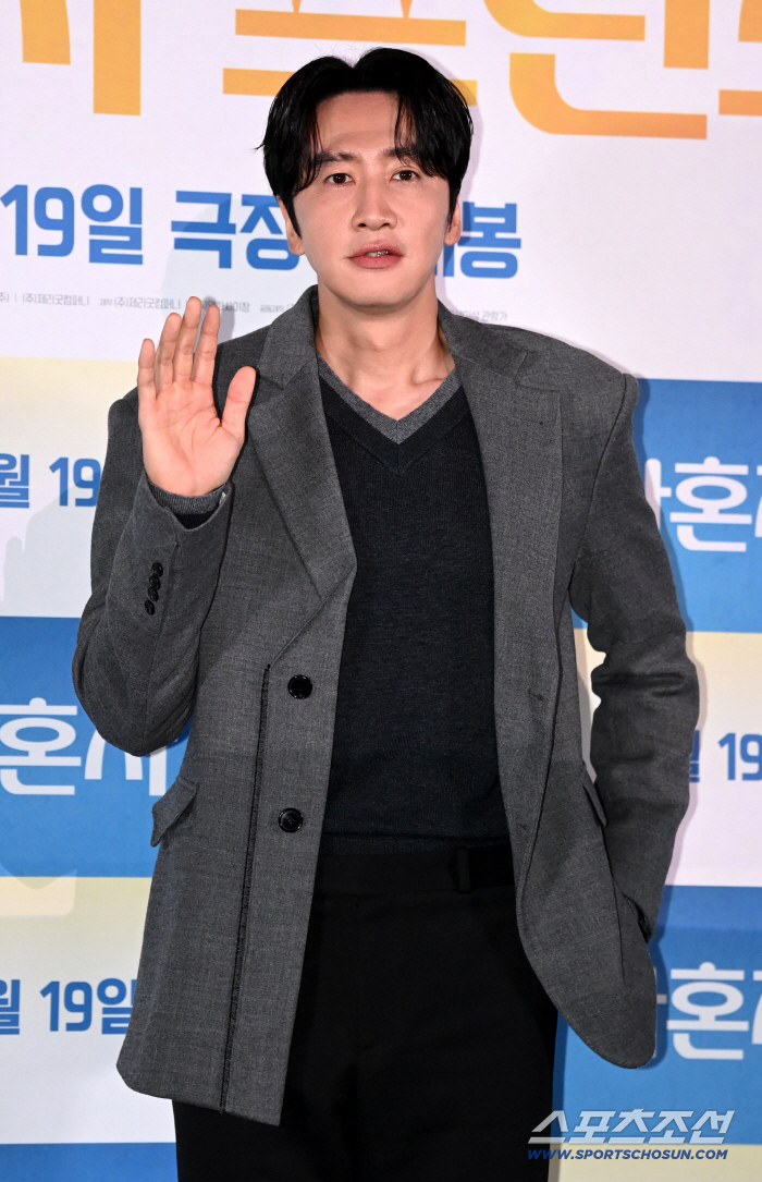 Lee Kwang-soo Returns as the ‘Asian Prince’ in New Film 'Love Barista'