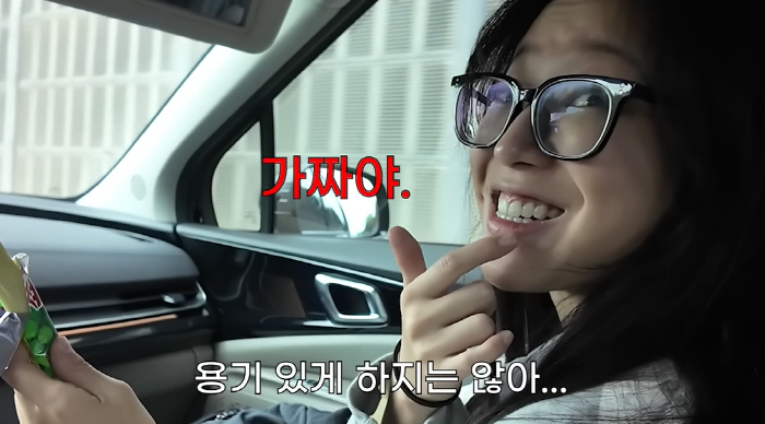 Tzuyang, you're eating too much explanation for your changed front teeth. It's worn out..I got a procedure