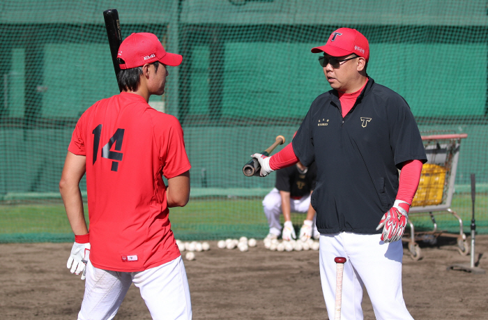 Are you more curious about Park Chan-ho's future…The competition for KIA's next shortstop could not be more intense